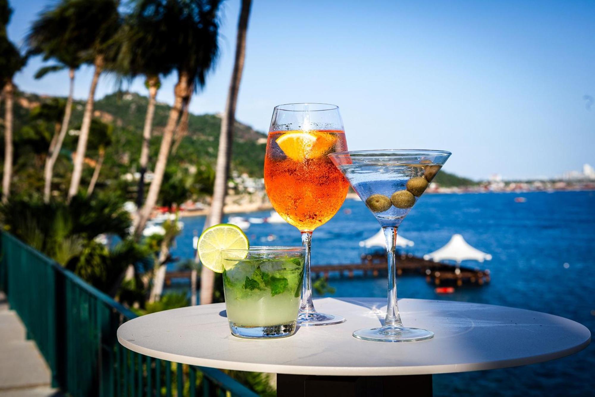 Отель Camino Real Acapulco Diamante Экстерьер фото Cocktails at the beach