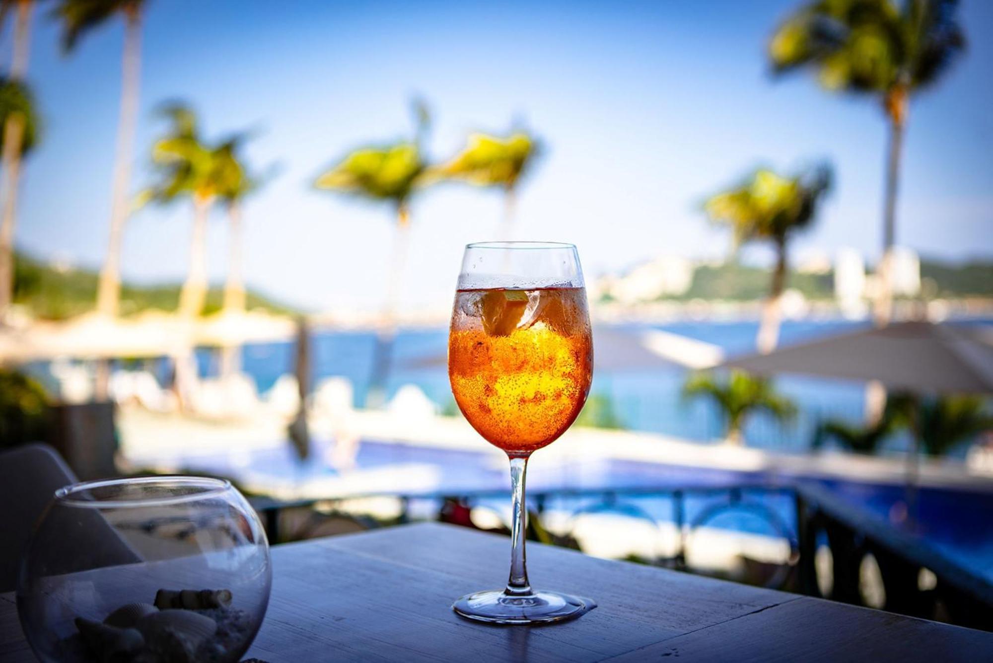 Отель Camino Real Acapulco Diamante Экстерьер фото A glass of Aperol Spritz
