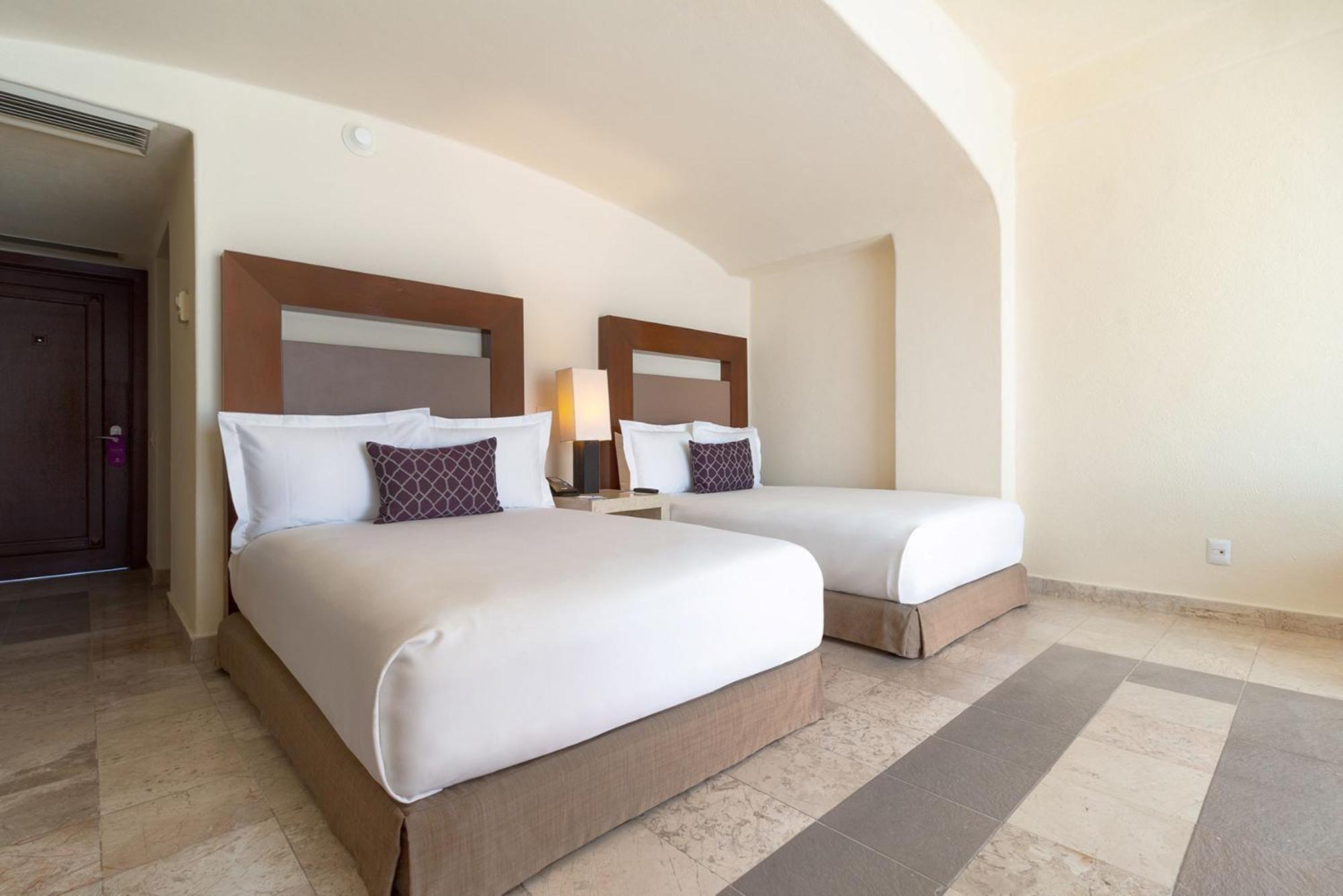 Отель Camino Real Acapulco Diamante Экстерьер фото A guest room at the hotel