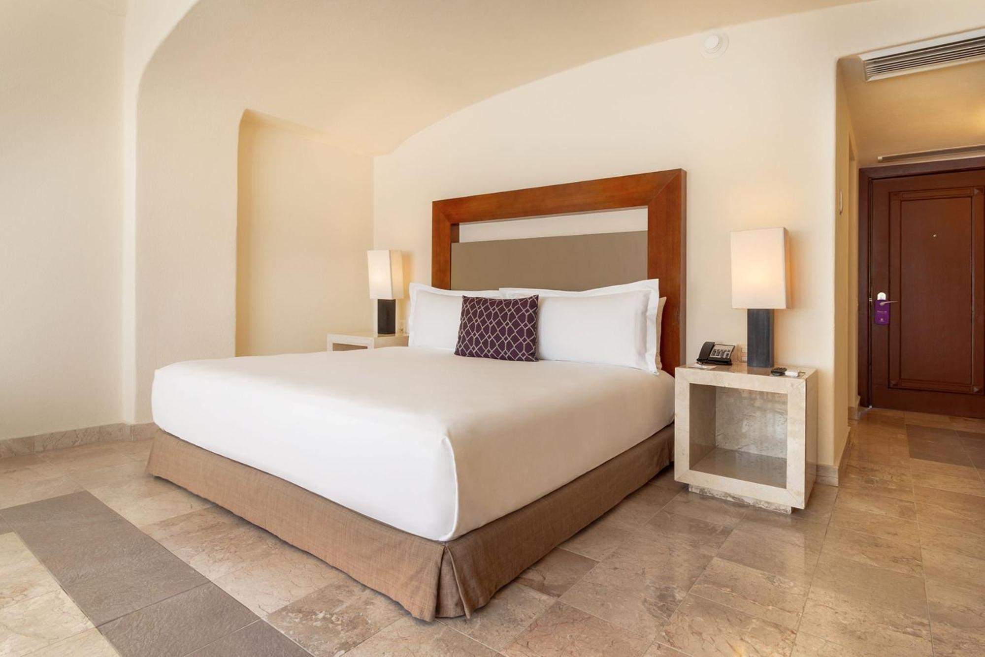 Отель Camino Real Acapulco Diamante Экстерьер фото A bedroom at the Four Seasons Hotel