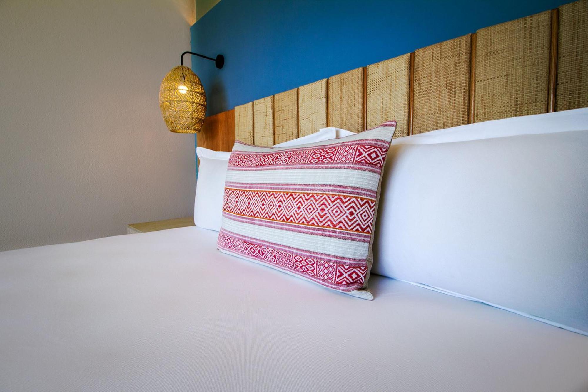 Отель Camino Real Acapulco Diamante Экстерьер фото A throw pillow